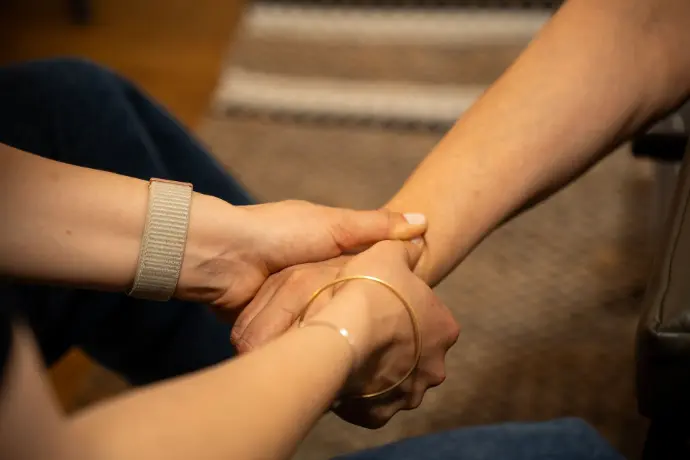 Manipulation du poignet d’une patiente par le chiropracteur