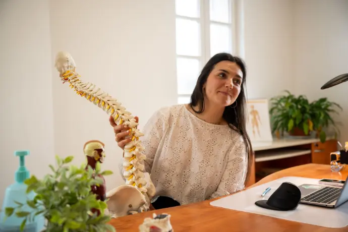Profession de santé manuelle spécialisée dans le dos et les articulations. Détection et prévention des troubles de la colonne vertébrale et des membres.